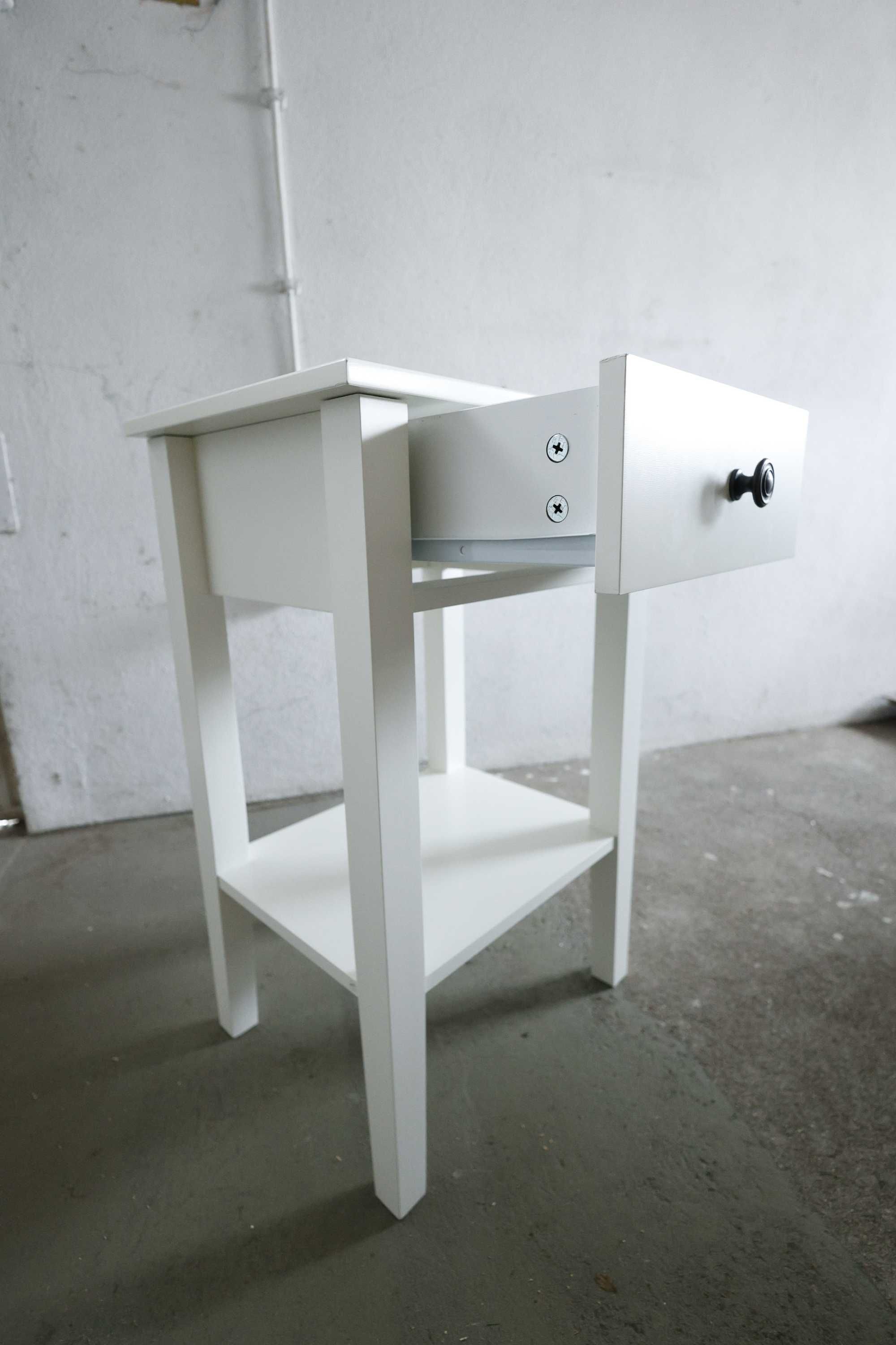 Mesa de cabeceira branca com uma gaveta