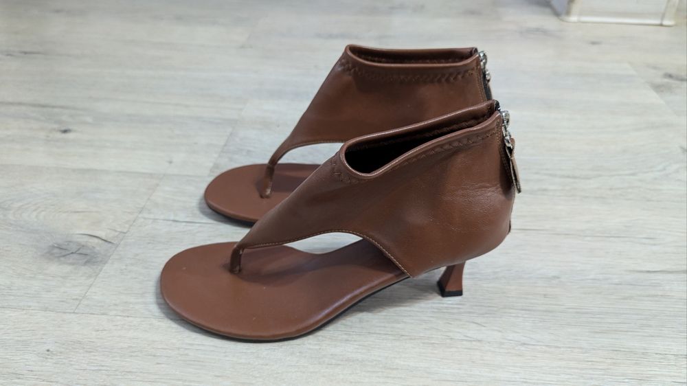 Босоніжки на підборах 42