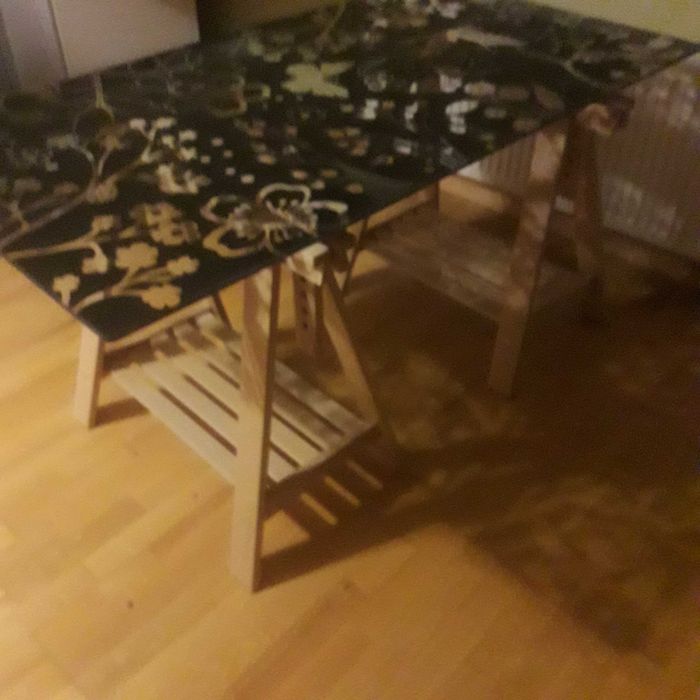 biurko ze szklanym blatem