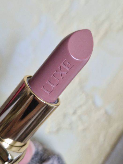 Помада Luxe , свіженька