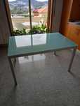 Mesa com tampo de vidro fosco