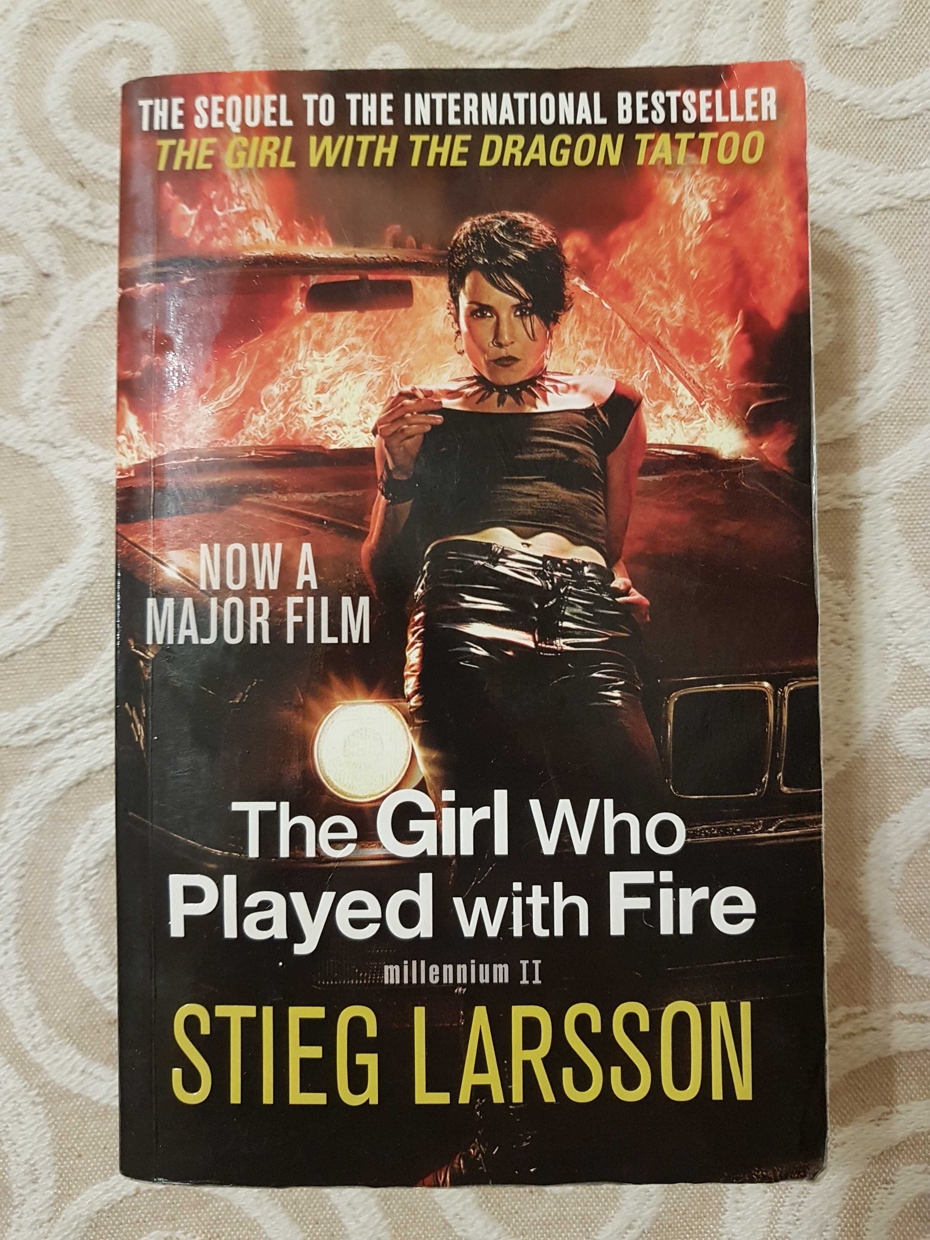 Książka po angielsku "The girl who played with fire" Stieg Larsson
