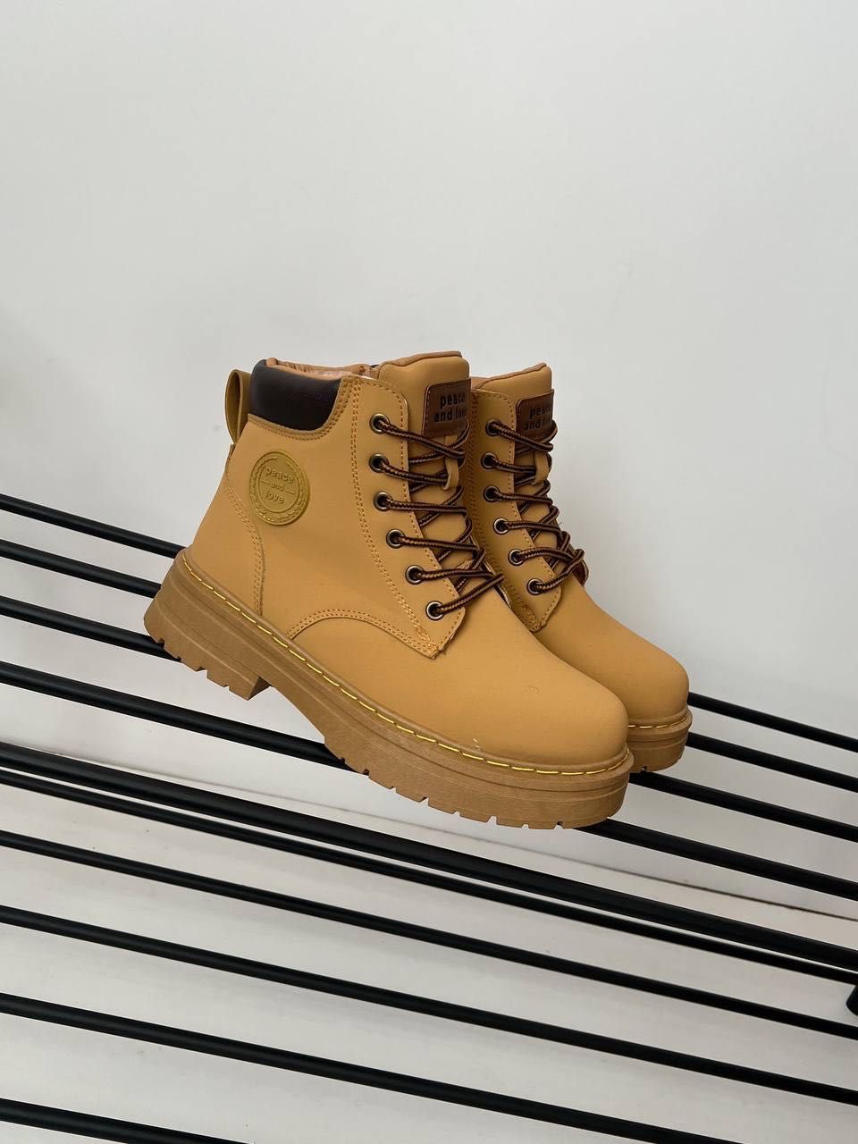 Женские зимние сапожки в стиле Timberland