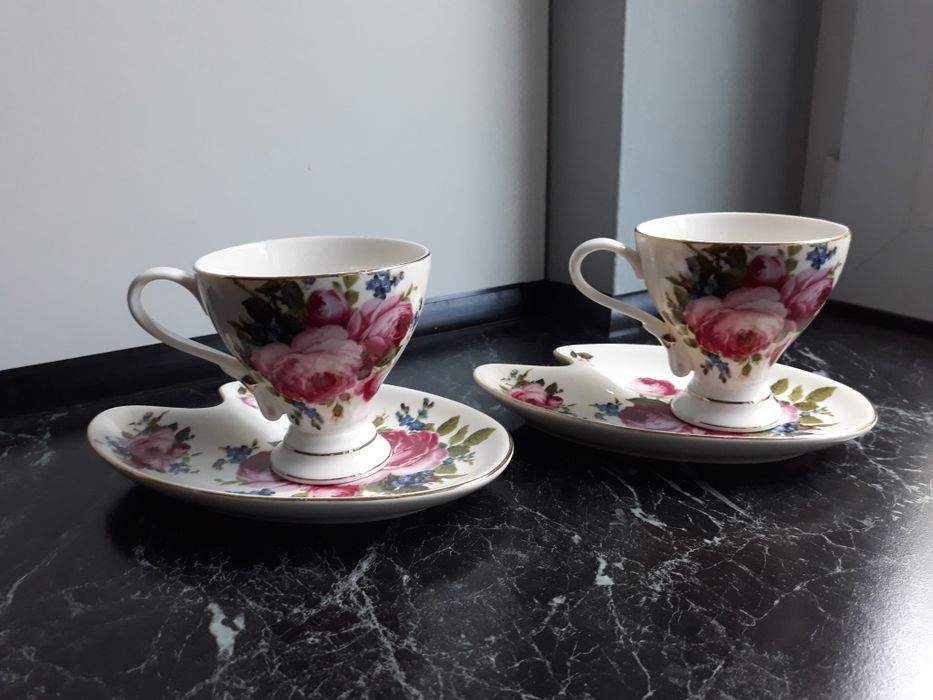 Stara angielska filiżanka w róże.
