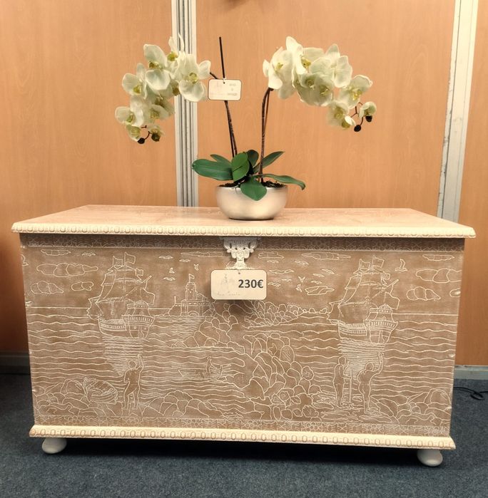 Arca restaurada - dourada e branca