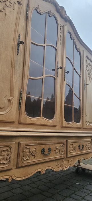 Witryna ludwikowska z kluczami