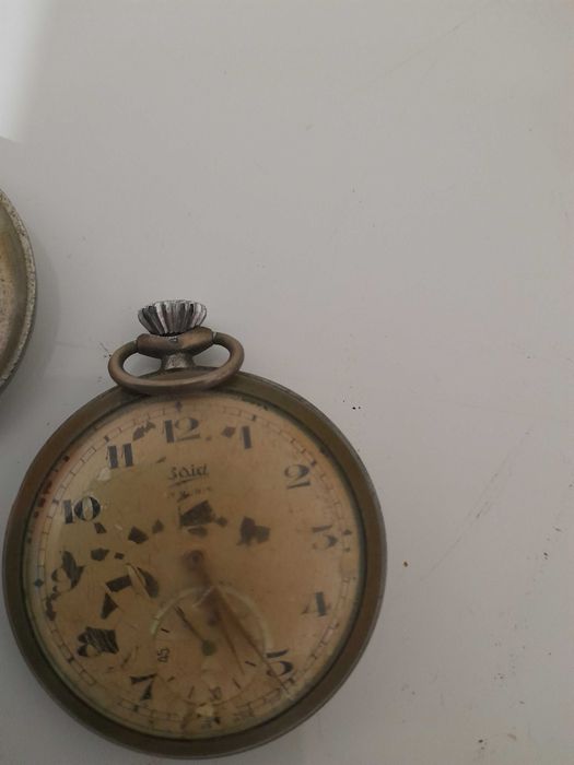 Três Relógios Antigos .