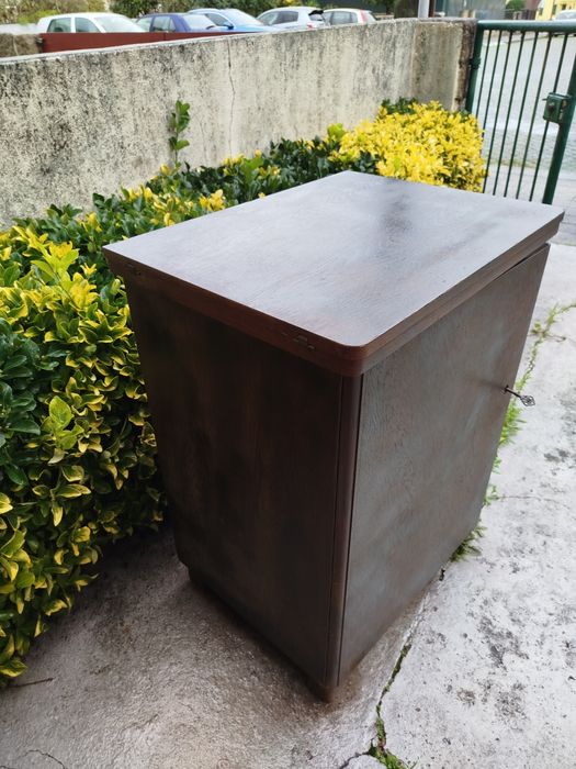 Móvel de máquina de costura