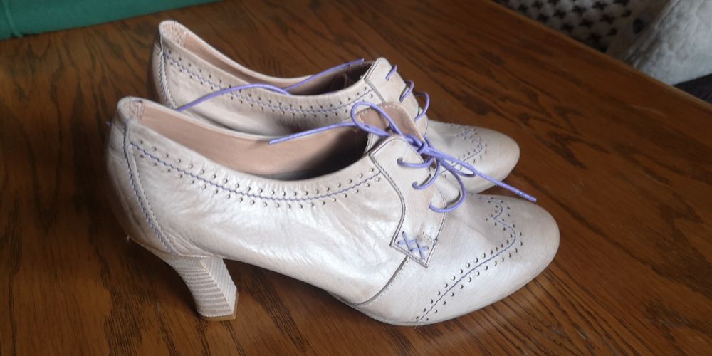 buty damskie skórzane na obcasie sznurowane beżowe