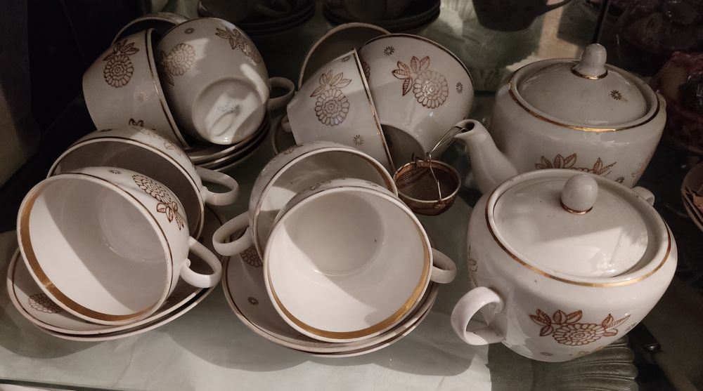 Посуда тарілки чашки келихи