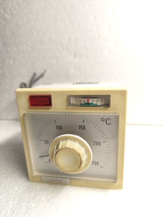 Elektroniczny dwuustawny regulator typu RE52