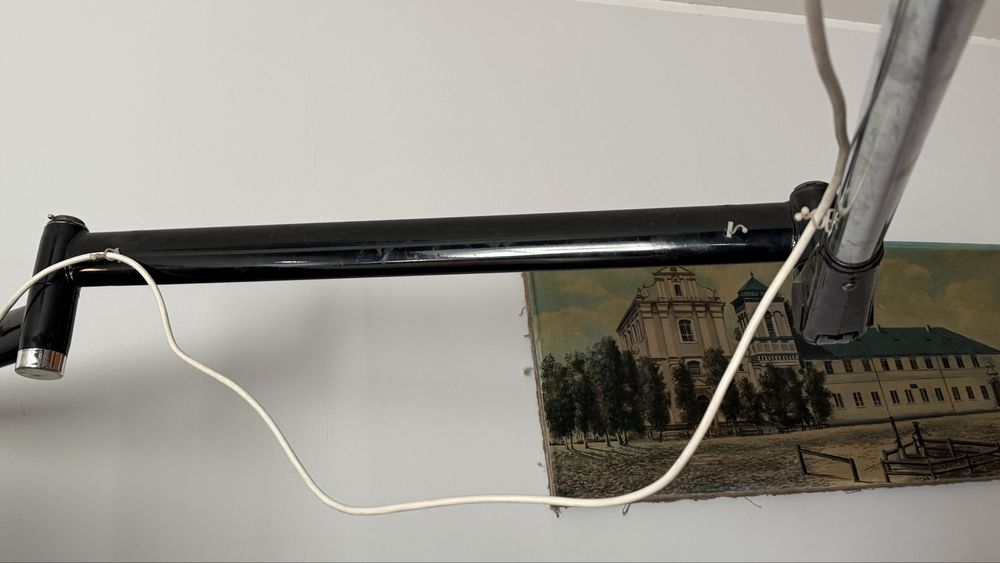 System zawieszenia lamp studyjnych do ściany typu bom