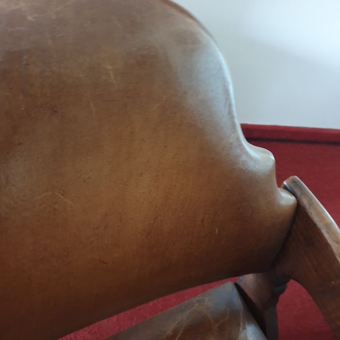 Cadeiras com braços e couro