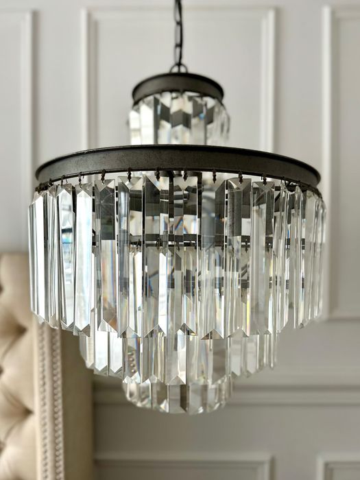 Elegancki żyrandol ze szklanymi kryształkami.