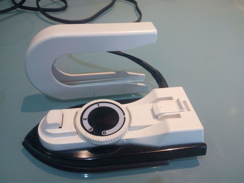 Ferro de engomar prático para viagem