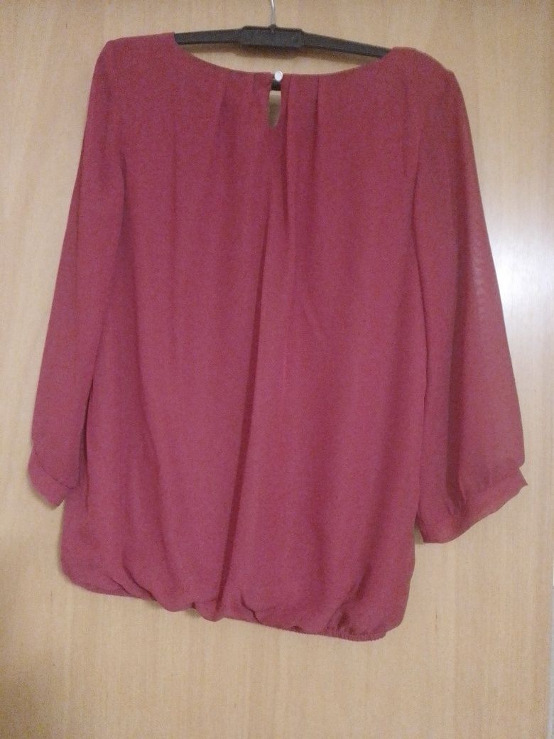Blusa vermelha tipos seda com manga comprida e forro