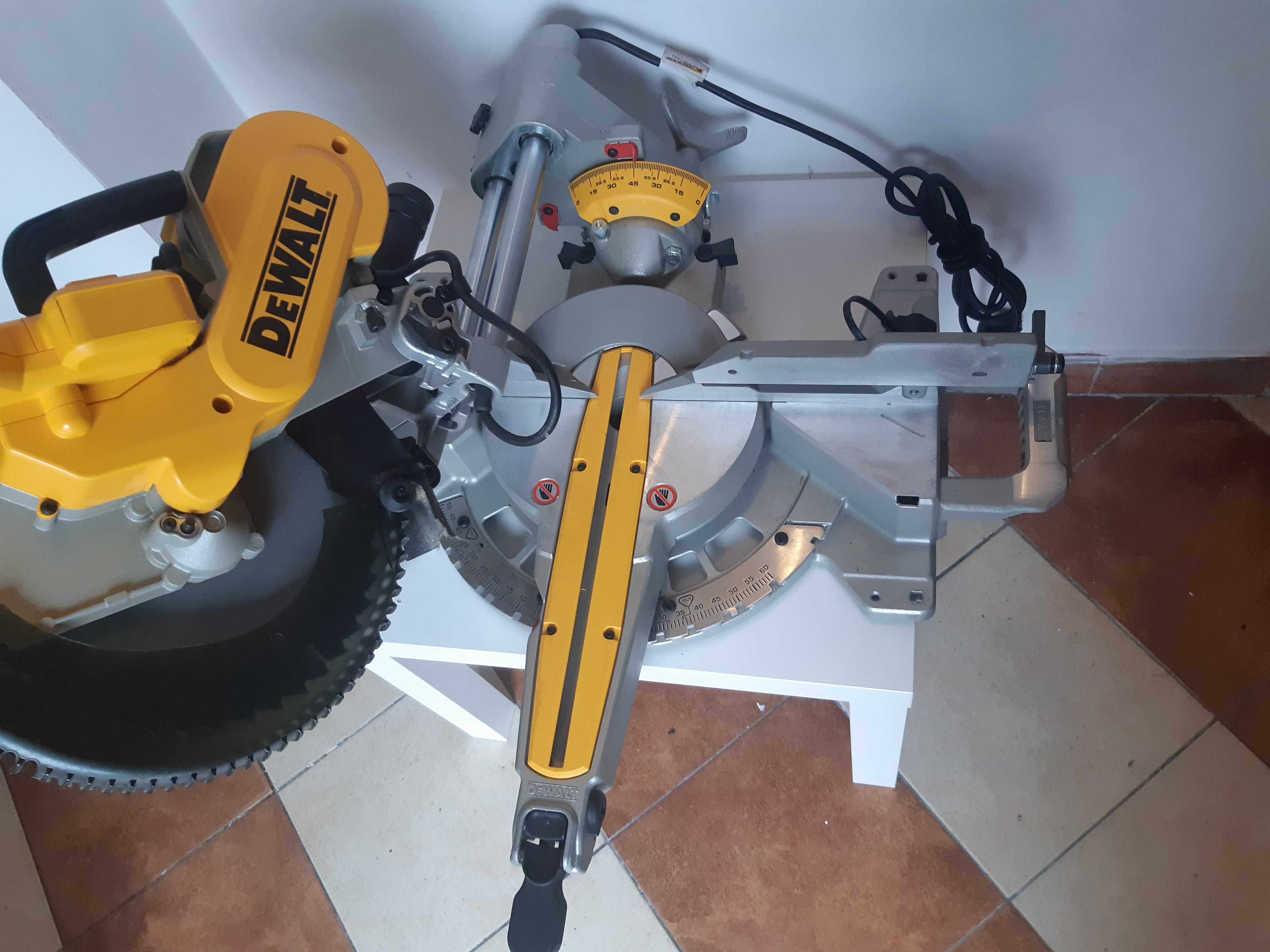 Piła ukośnica  Dewalt DWS727