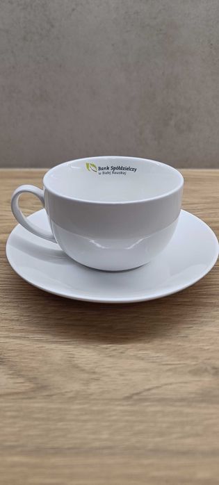 Biała porcelanowa filiżanka ze spodkiem z logo Bank Spółdzielczy, nowa