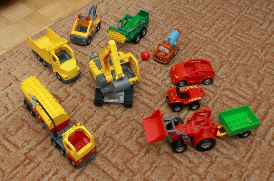Klocki LEGO Duplo + samochody, ludziki, tory i wiele innych elementów