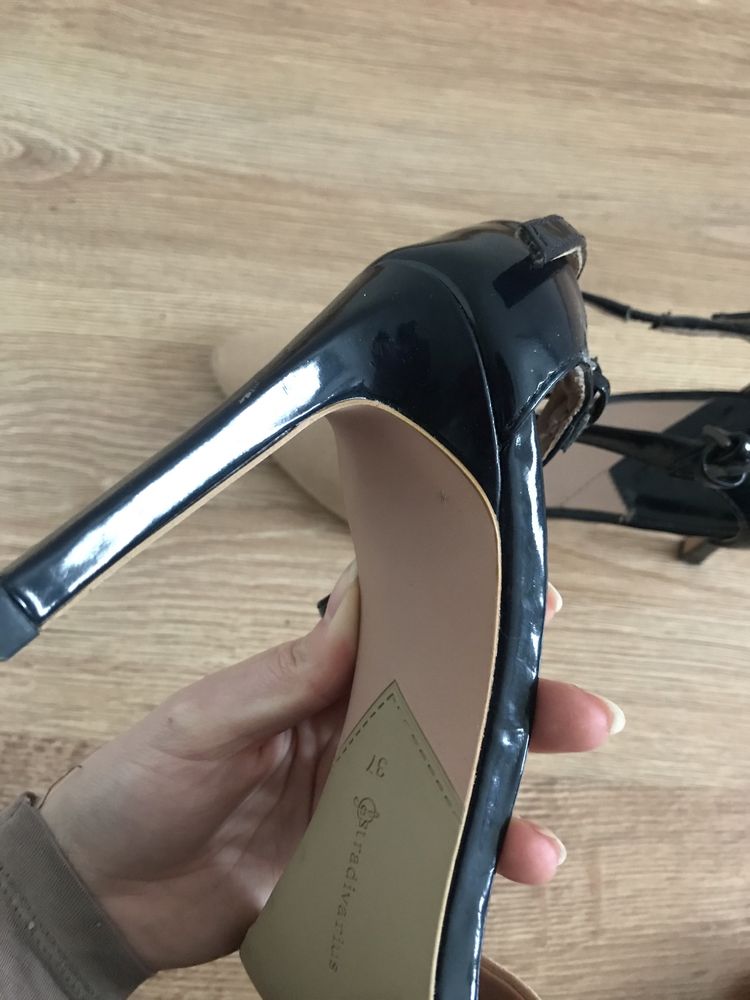 Szpilki zamszowe z czubkiem stradivarius 37