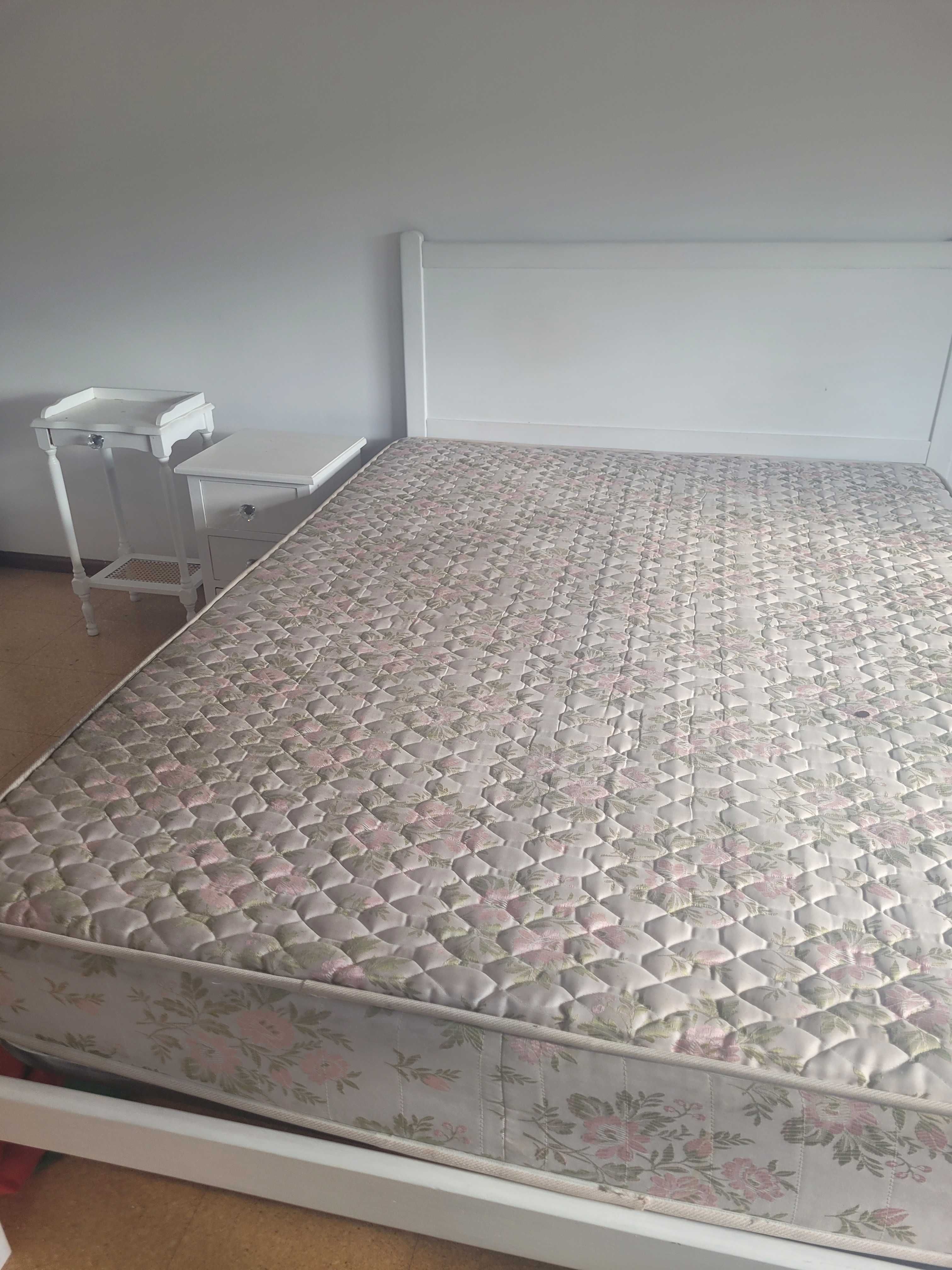 Mobilia de quarto e cama de casal