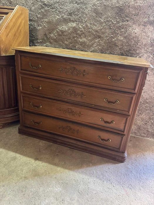 Cômoda em madeira maciça em bom estado