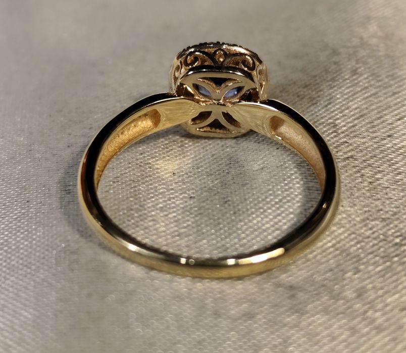 Золотое кольцо с натуральным кашмирским сапфиром и бриллиантами