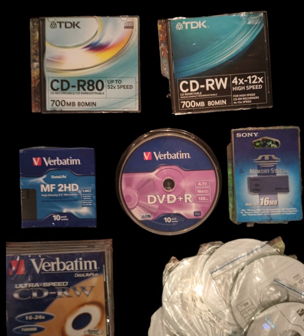 Диски DVD+R, CD-RW, CD-R, дискети TDK та Verbatim. Sony Memory Stick.