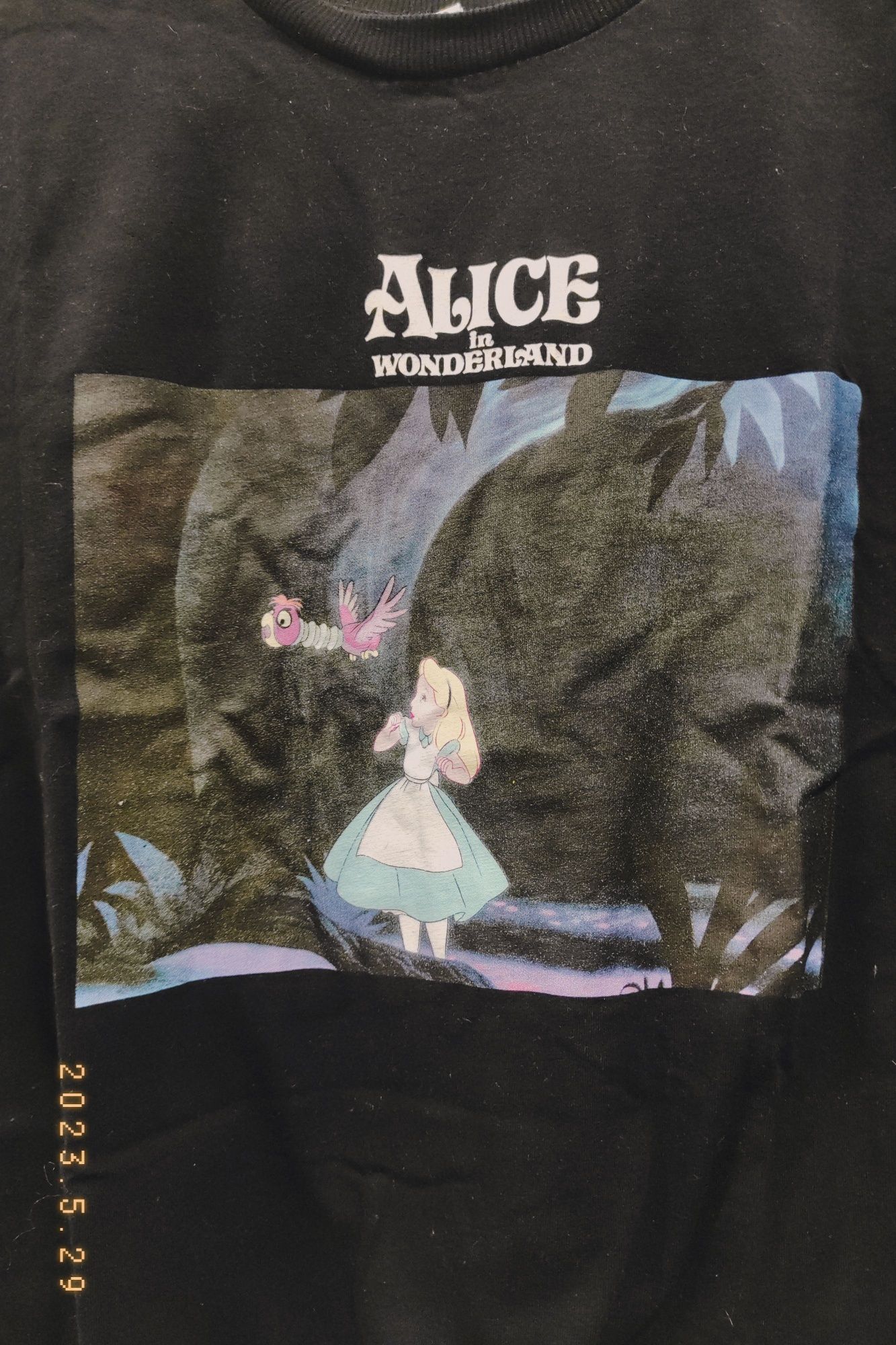 Blusa preta curta Alice in wonderland