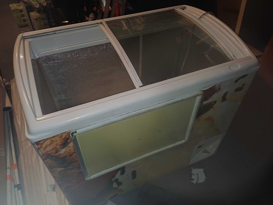 Sprzedam zamrażarkę do lodów.