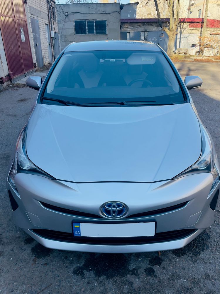 Продам toyota prius  2016 г