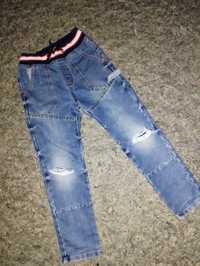 Spodnie jeansowe z a'la przetarciami rozm 128
