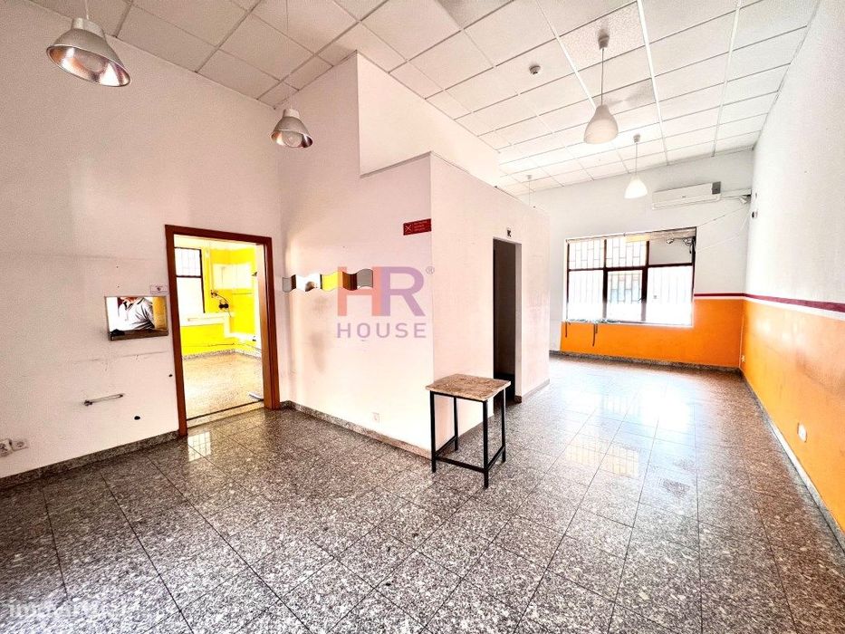 Vende-se duas lojas em Coimbra Vale das Flores.