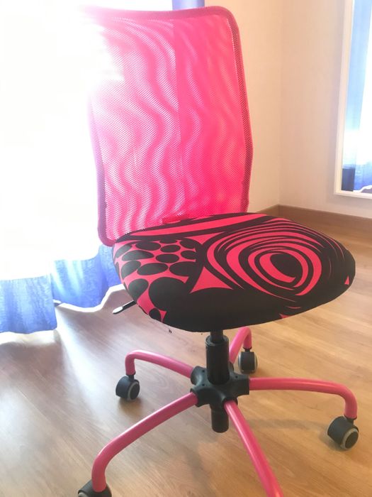 Vendo cadeira de escritório de cor rosa impecável