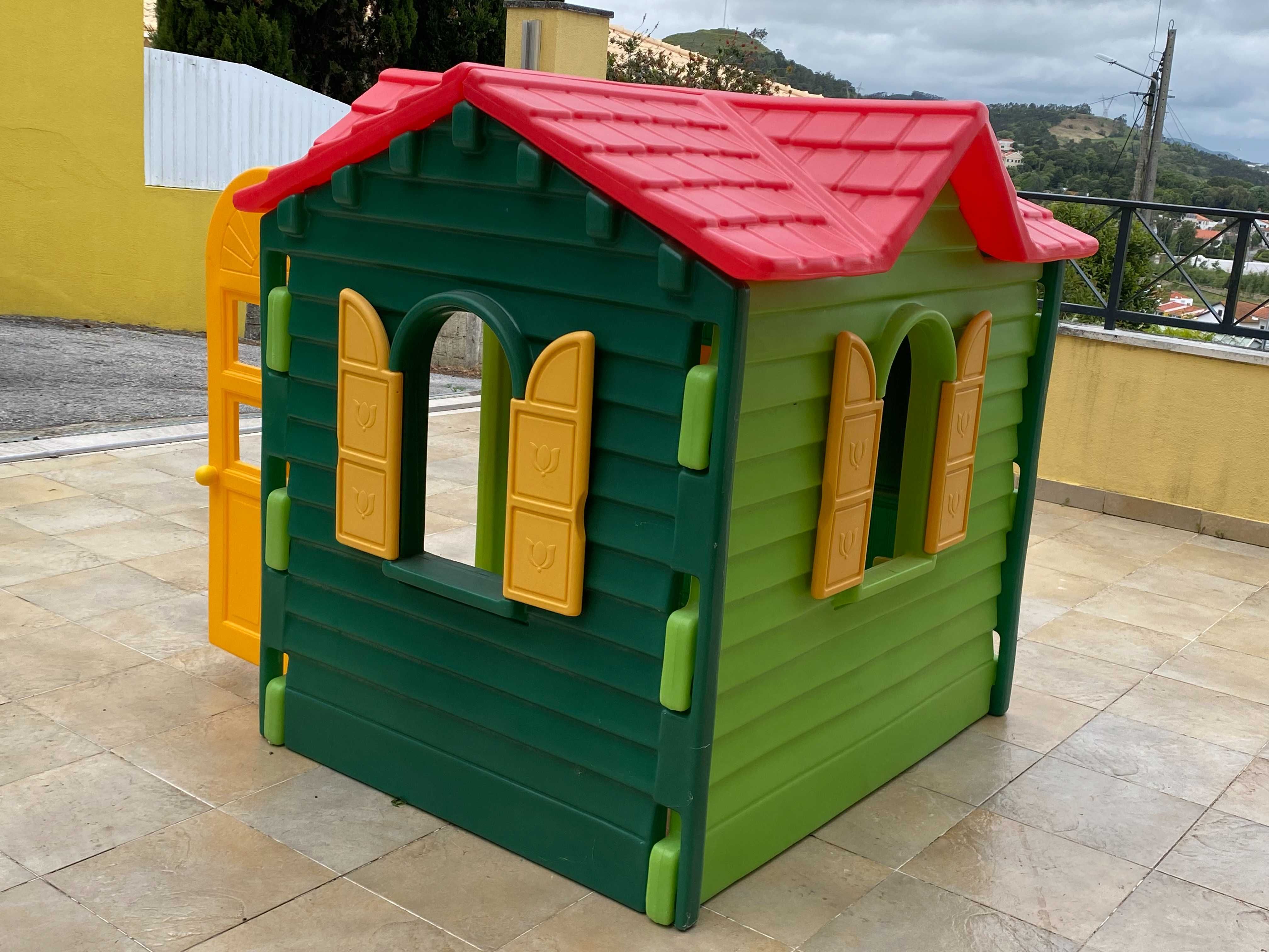 Casinha de brincar com porta