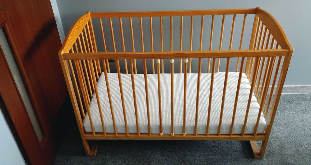 Łóżeczko dziecięce drewniane