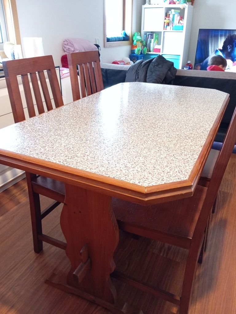 Mesa de cozinha c 4 cadeiras (madeira maciça)