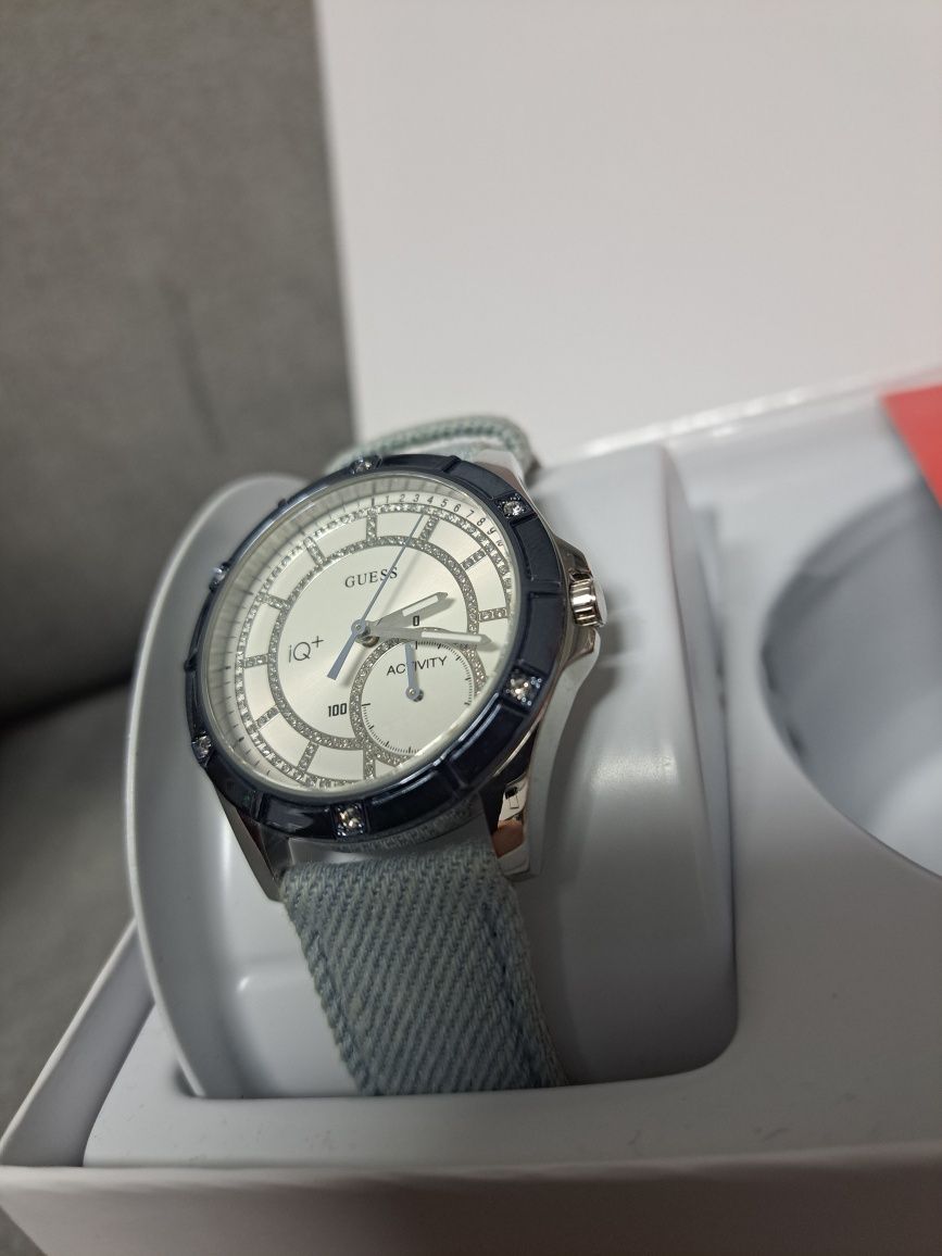Guess Connecticut smartwatch hybrydowy damski jeans