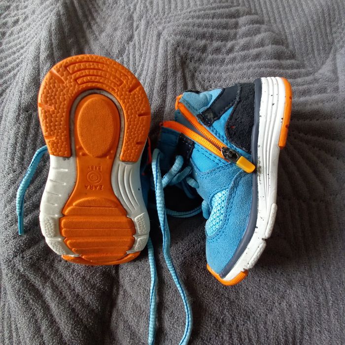 Zestaw/komplet dla niemowlaka rozmiar 74 bluza spodnie i buty r 19