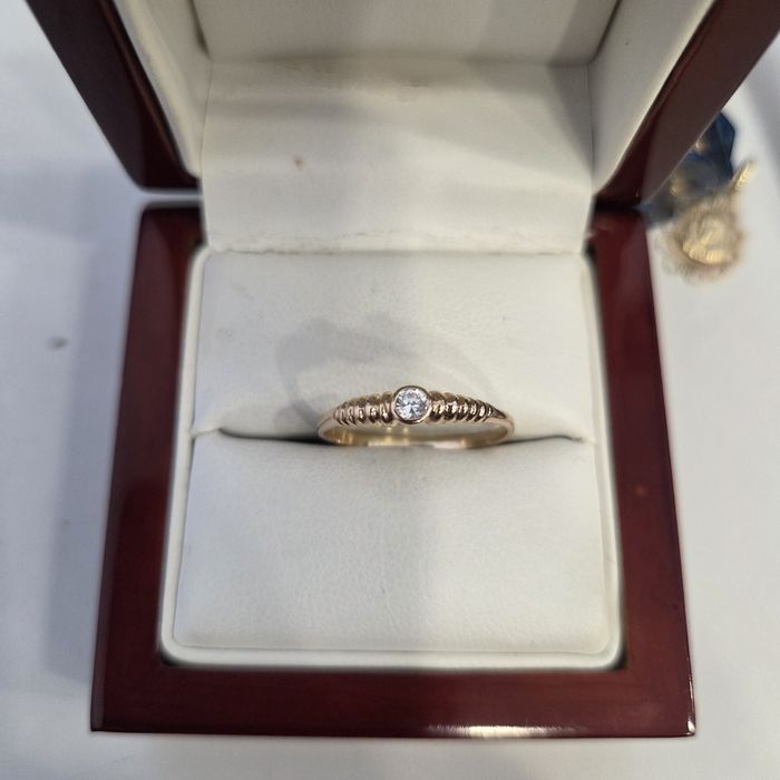 Złoty delikatny pierścionek 585 z cyrkonią