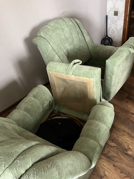 Продам диван и два кресла