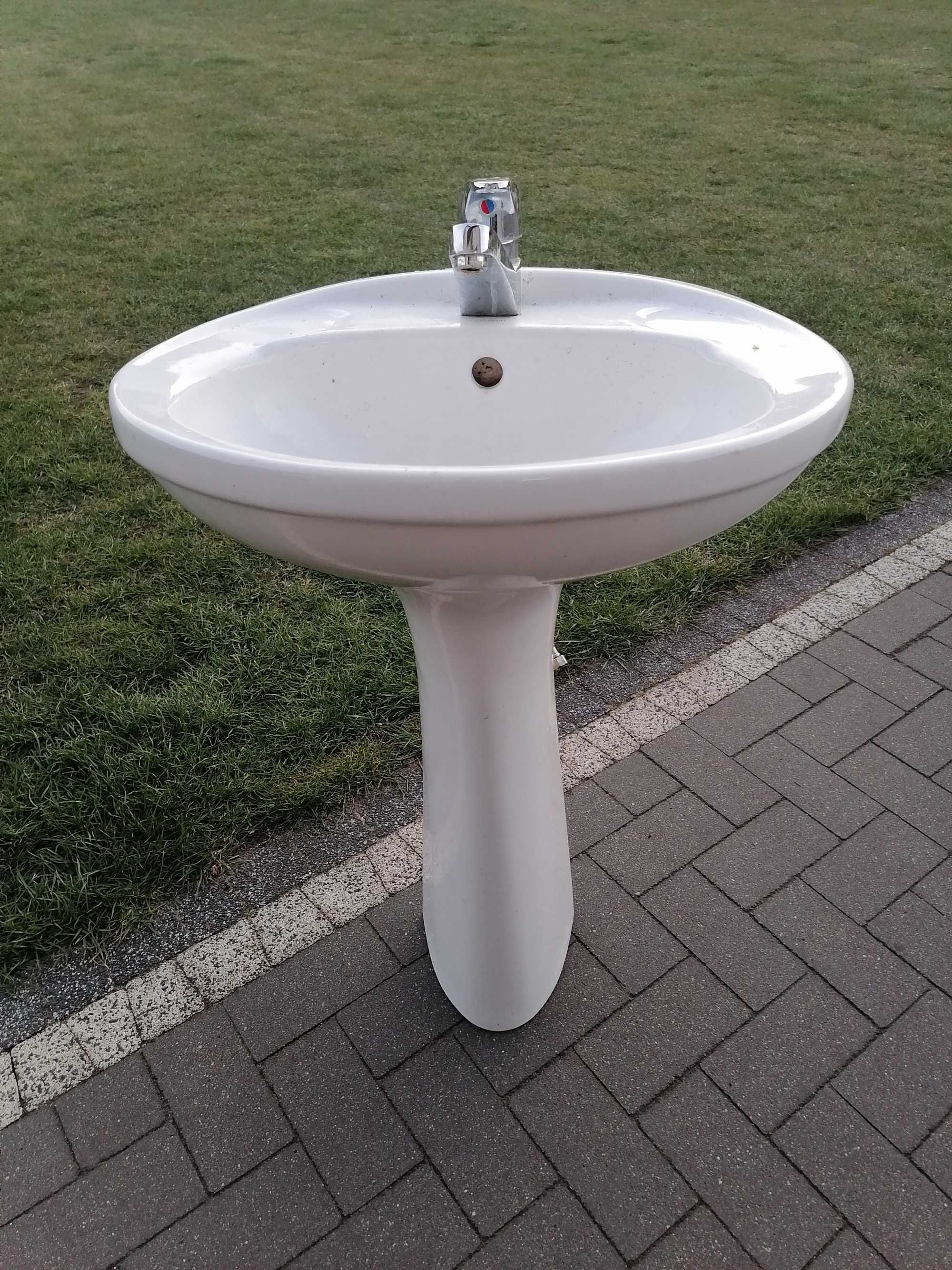 Umywalka stojąca na nodze z baterią