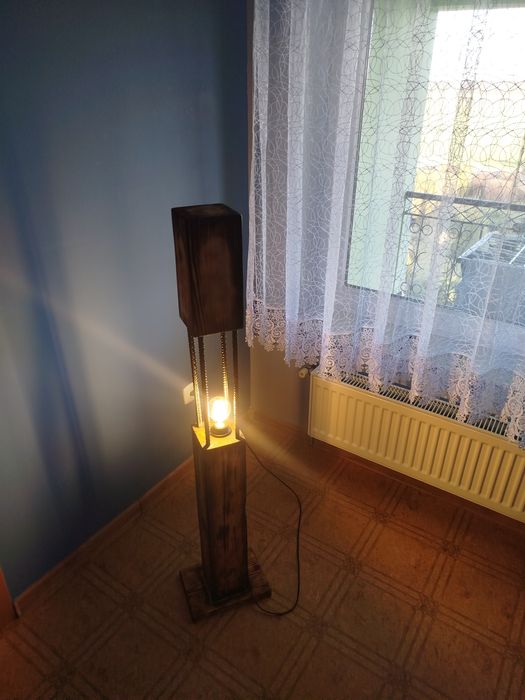 Lampa z drewna stojąca na podstawie
