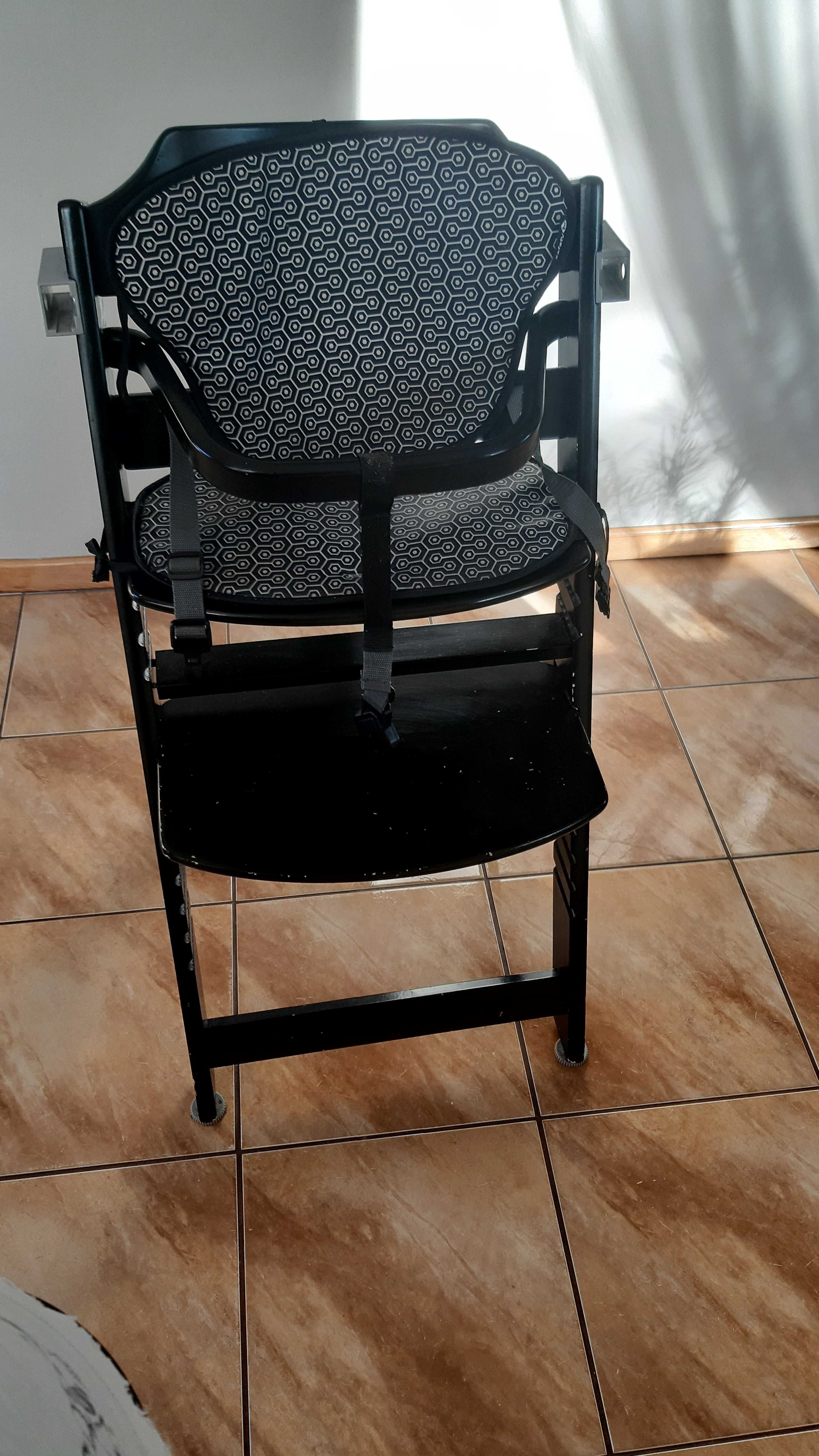 Łóżeczko z materacem + krzesłko do karmienia