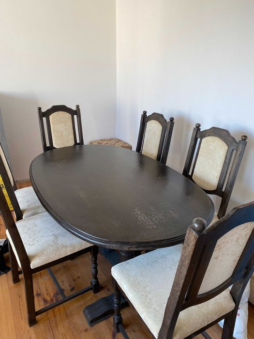 Ciemny stół z krzesłami