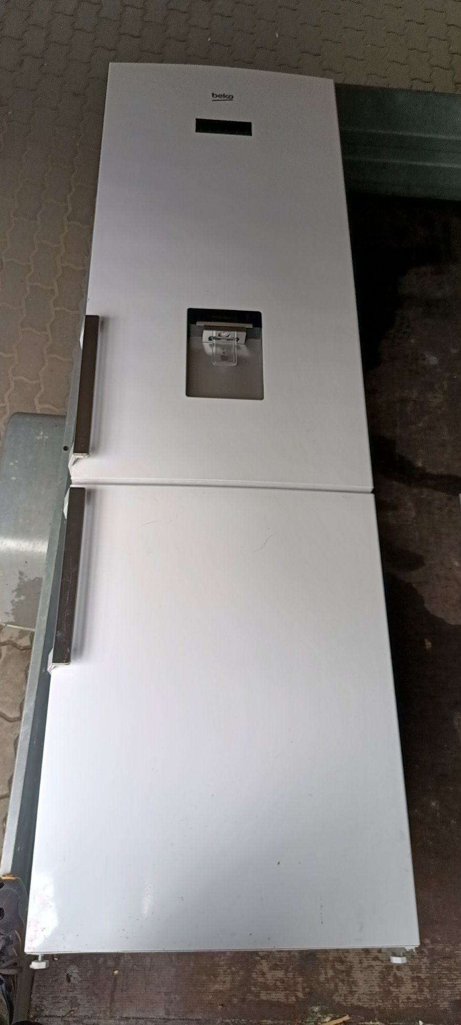 Sprzedam wszystkie półki , jonizator i klamki  do lodówki Beko