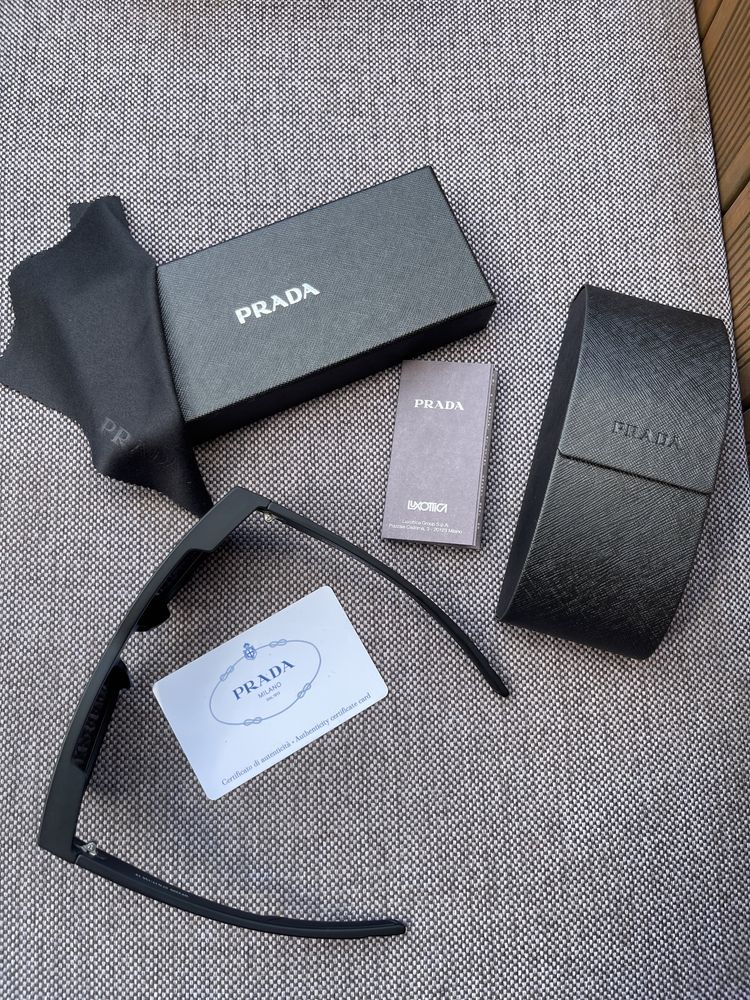 Солнцезащитные очки Prada