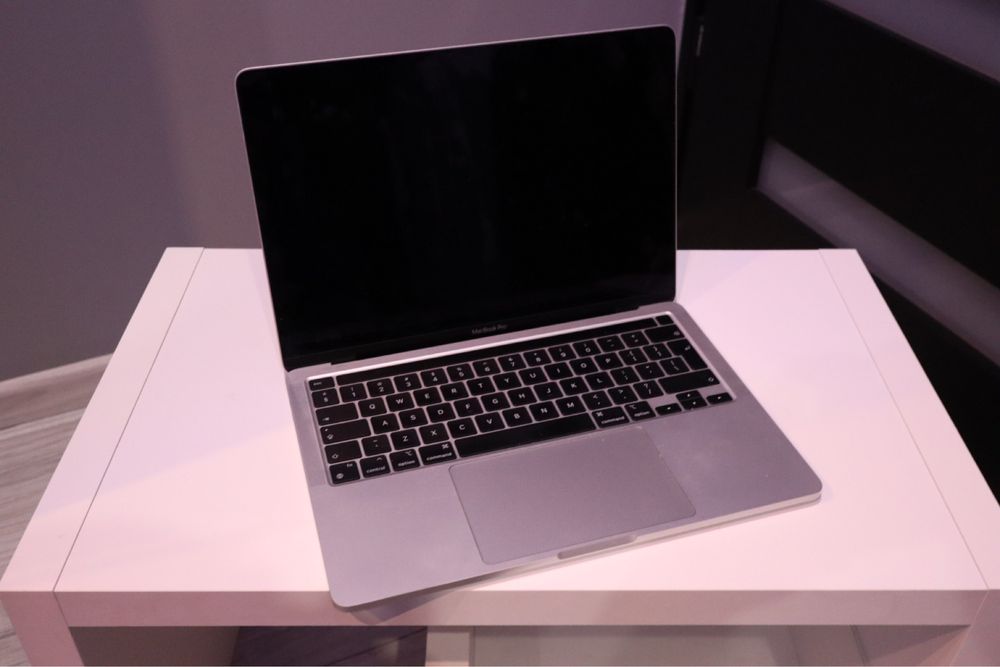 Macbook 13.3 8 GB RAM 256 SSD