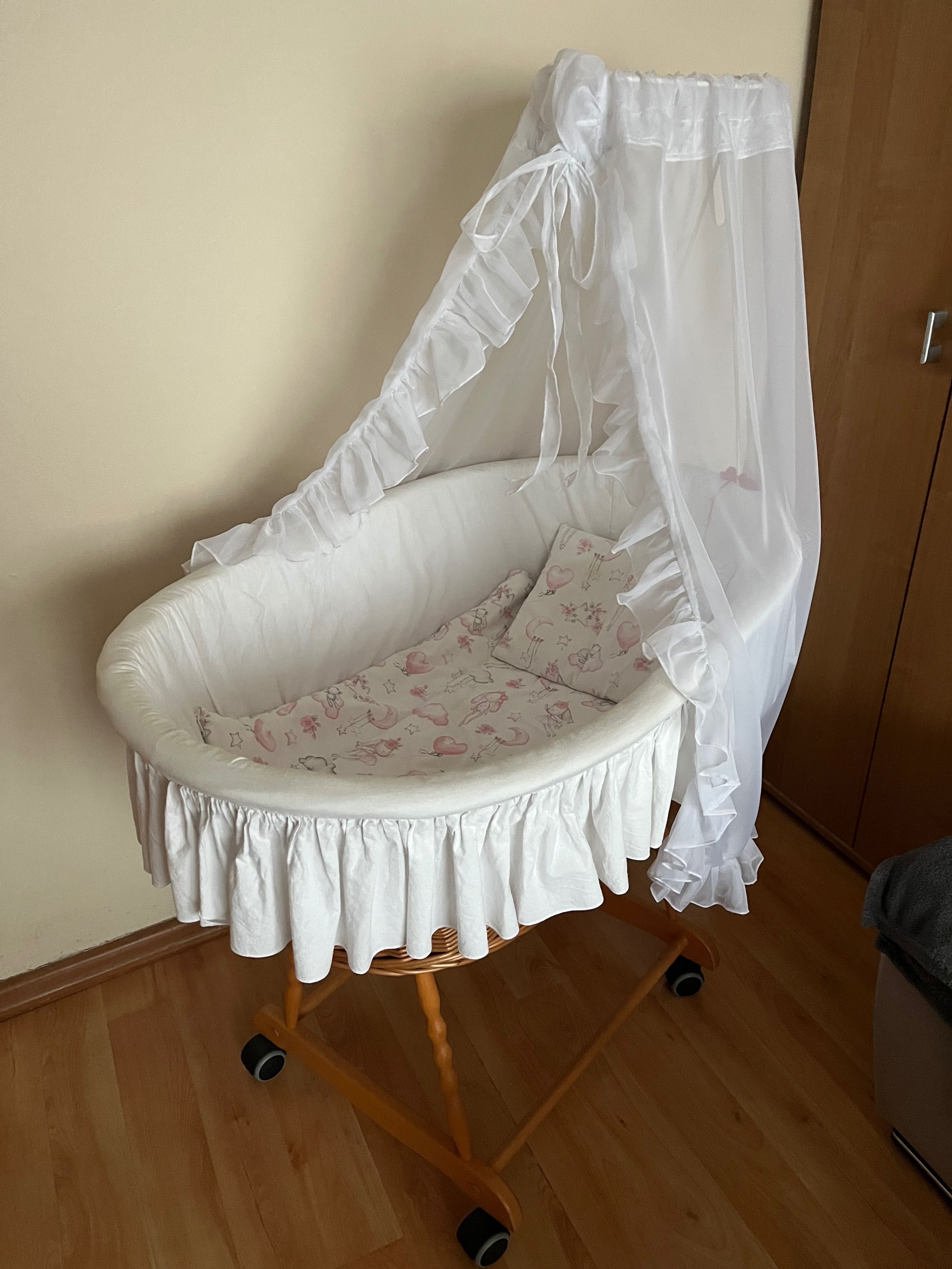 Łóżeczko kosz wiklinowy na kółkach