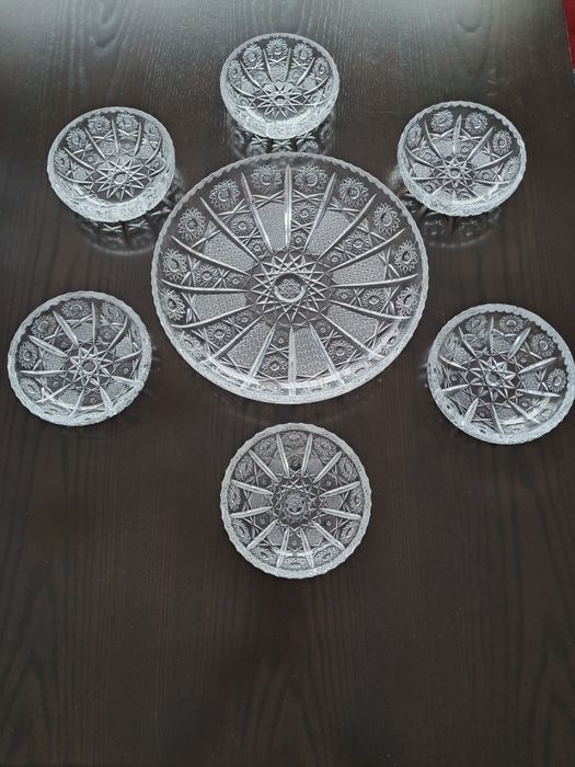 Kryształowy komplet miseczek ozobnych.